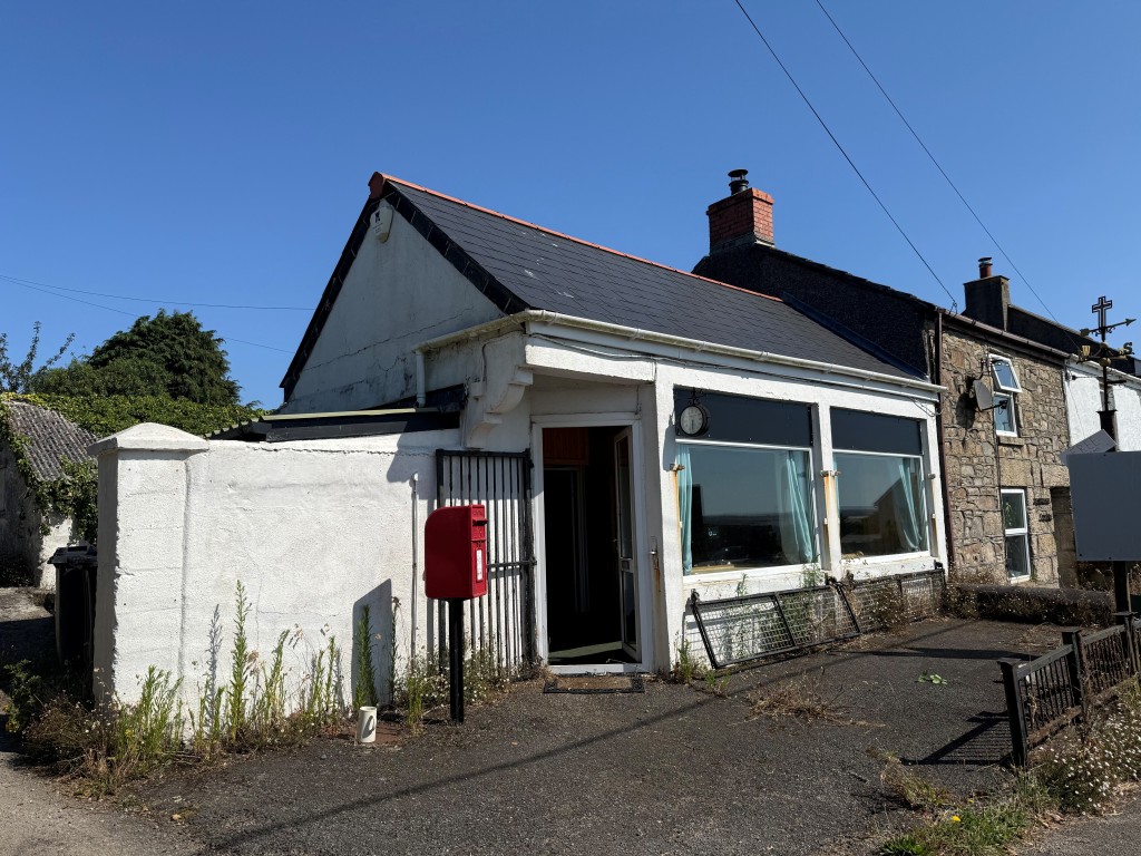 Lot: 62 - VACANT COMMERCIAL PROPERTY WITH POTENTIAL - Front elevation with parking to front